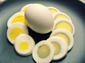 green and yellow yolk in hard boiled eggs