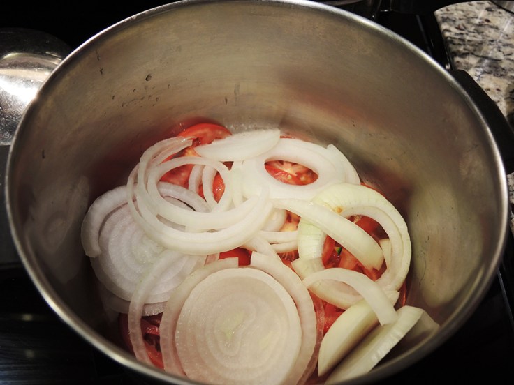 Lining Pot with Tomato and Onion for Steaming