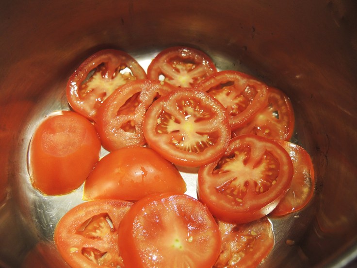 Sliced Tomatoes Lining a Pot for Steaming