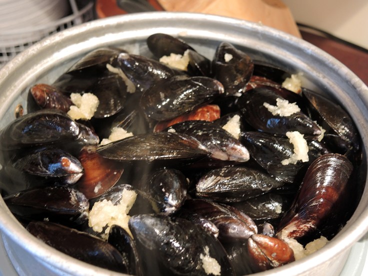 Steaming Mussels with Clam Juice and Garlic