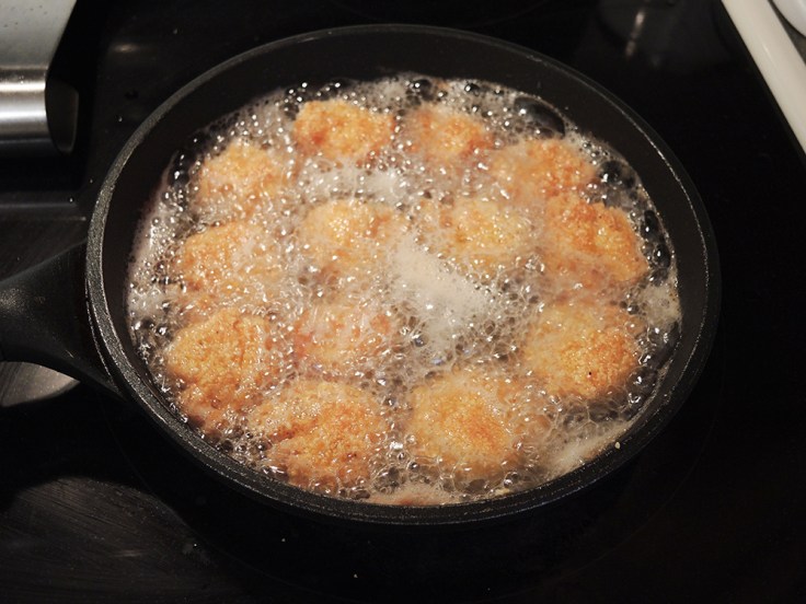 Man Fuel - a food blog - Frying Cornmeal Breaded Shrimp