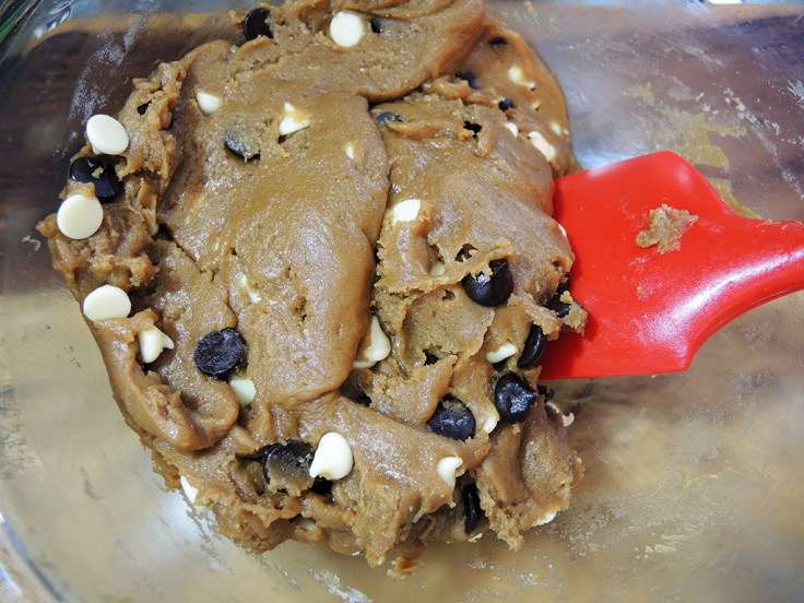 Man Fuel Food Blog - Blondies Recipe - Dough and chocolate chips