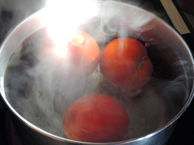 man-fuel-food-blog-homemade-tomato-sauce-recipe-blanching