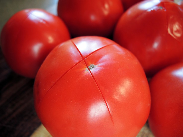 man-fuel-food-blog-homemade-tomato-sauce-recipe-prepping-tomatoes