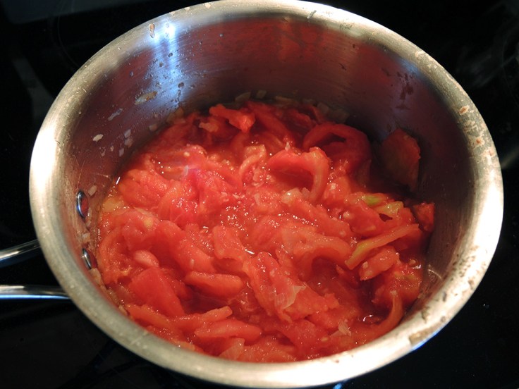 man-fuel-food-blog-homemade-tomato-sauce-recipe-simmering